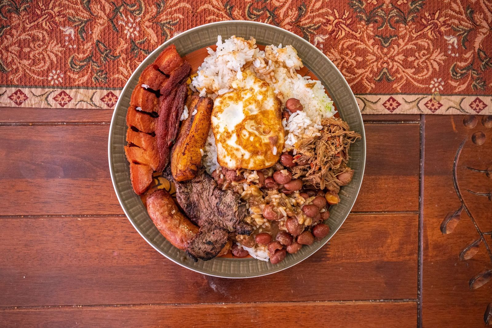 Bandeja paisa servida en un plato