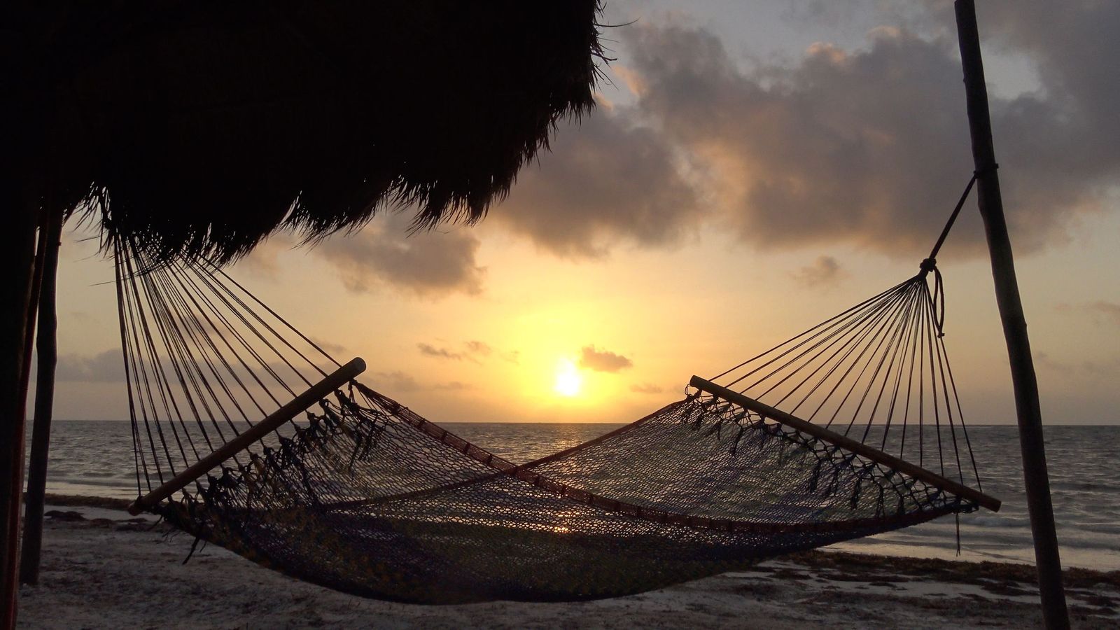 Hamaca frente al mar al amanecer